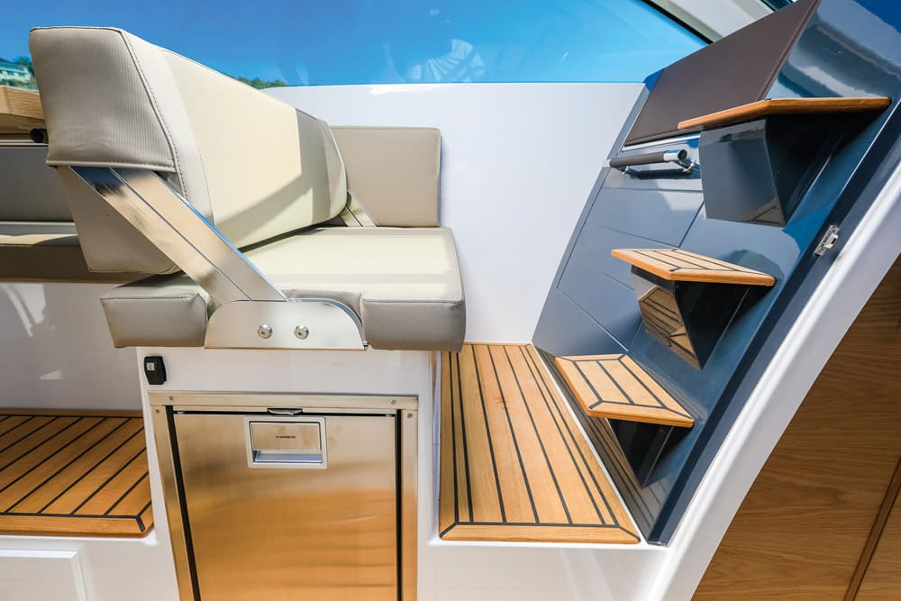 Flipper 900 ST - The teak covered steps to the foredeck with the cabin door open.