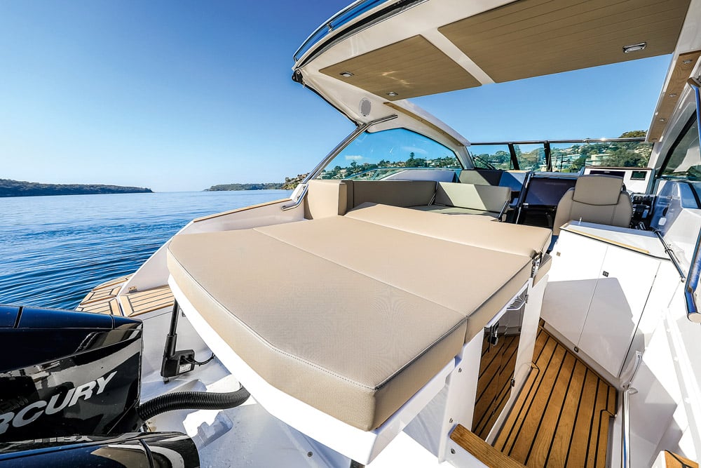 Flipper 900 ST - This sunbed elevates on rams to allow the engines to trim clear of the water.