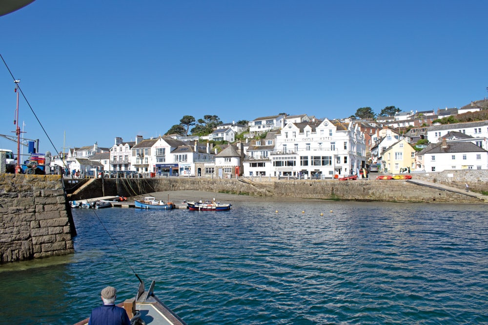 Boats under 5 meters can use the pontoons in the pretty inner harbour of St.Mawes.