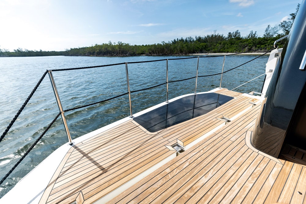 Galeon 450 HTC - The fold-down bulwarks are a must-have feature.
