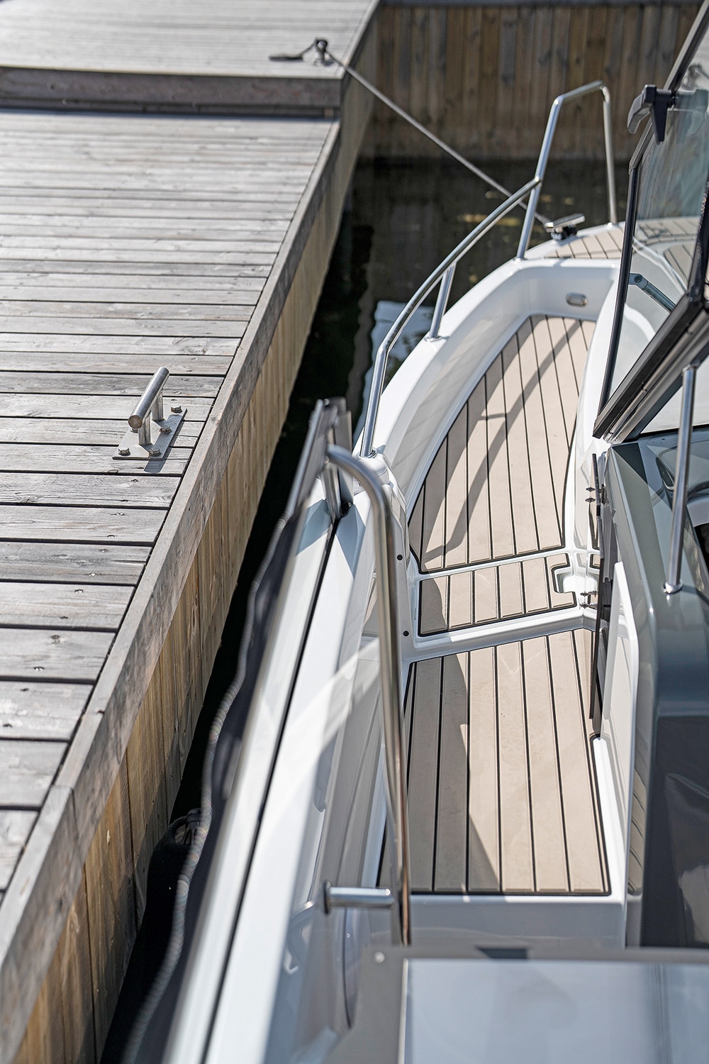 Yamarin 80 DC The recessed side deck makes forward deck access a lot easier.